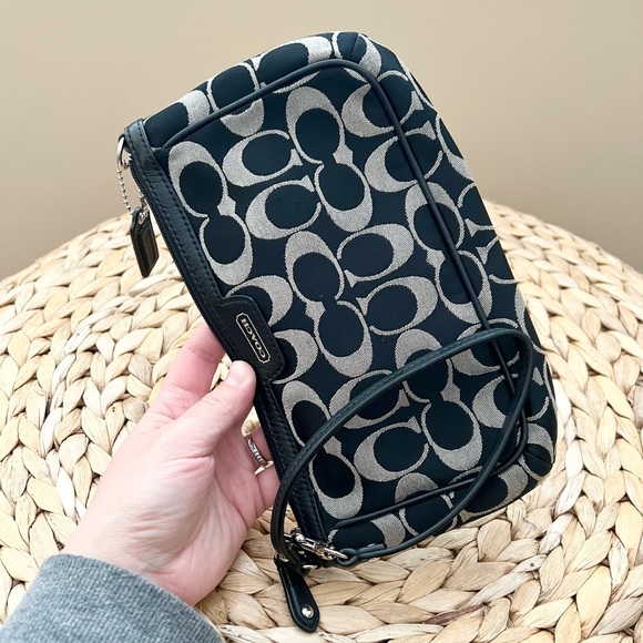 COACH canvas monogram wristlet with genuine leather trim - Picture 4 of 4